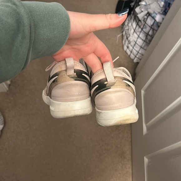 Light pink Nike shoes - Picture 6 of 7